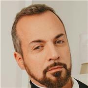 Maestro di pianoforte diplomato e concertista per lezioni a bambini e adulti